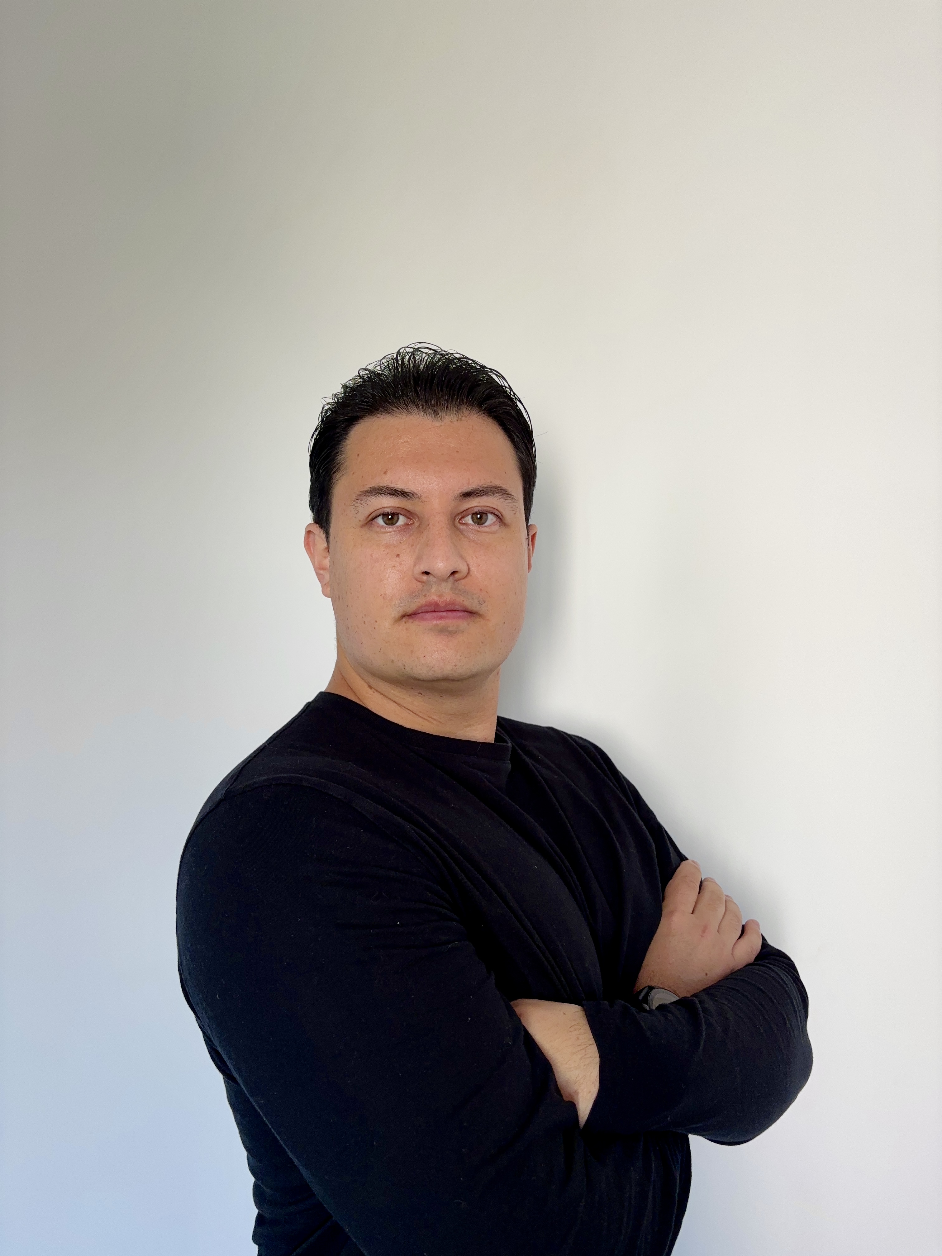 Alejandro Guevara — Product & UX Designer